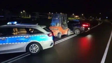Pijany kierowca wiózł bmw wózkiem widłowym