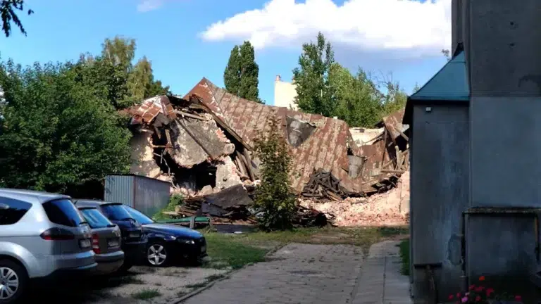 Stary kościół zawalił się w centrum łodzi