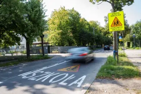 Nowe znaki przed szkołami w Łodzi Nowe znaki przed szkołami w łodzi
