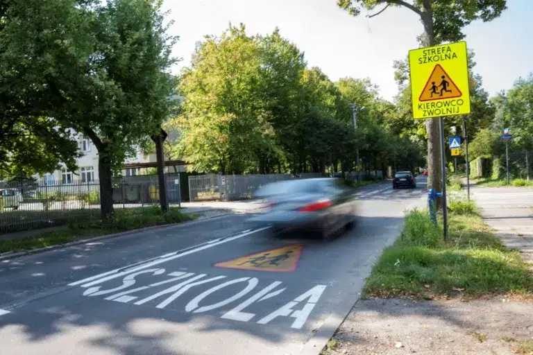 Nowe znaki przed szkołami w łodzi