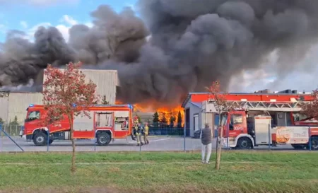Pożar składowiska i hali w Piotrkowie Trybunalskim. Rządowe Centrum Bezpieczeństwa ostrzega Pożar składowiska odpadów w piotrkowie
