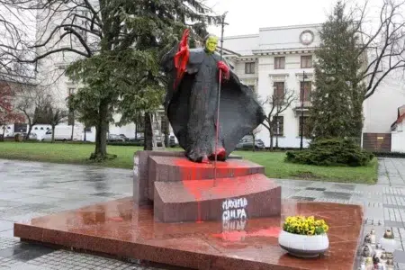 Pomalował pomnik Jana Pawła II. Usłyszał wyrok pozbawienia wolności 2023 04 01 pomnik jana pawla ii oblany farba policja szuka sprawcow