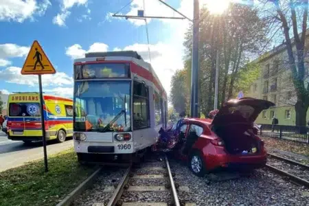 Wypadek w zgierzu. Kierowca nie ustąpił pierwszeństwa tramwajowi