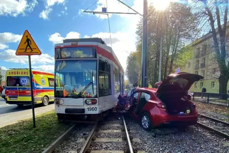 Wypadek w Zgierzu. Nie ustąpił pierwszeństwa tramwajowi Wypadek w zgierzu. Kierowca nie ustąpił pierwszeństwa tramwajowi