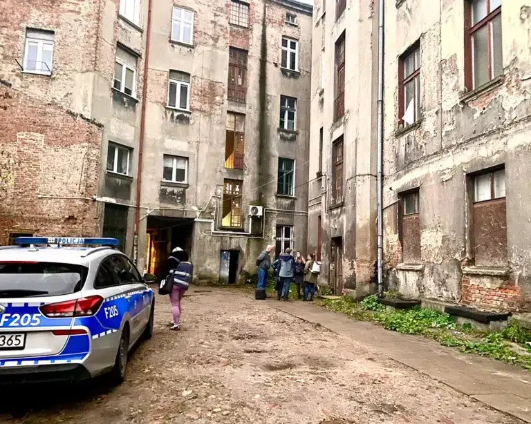 Zwłoki w piwnicy kamienicy przy Wojska Polskiego w Łodzi Zwłoki w piwnicy kamienicy na bałutach