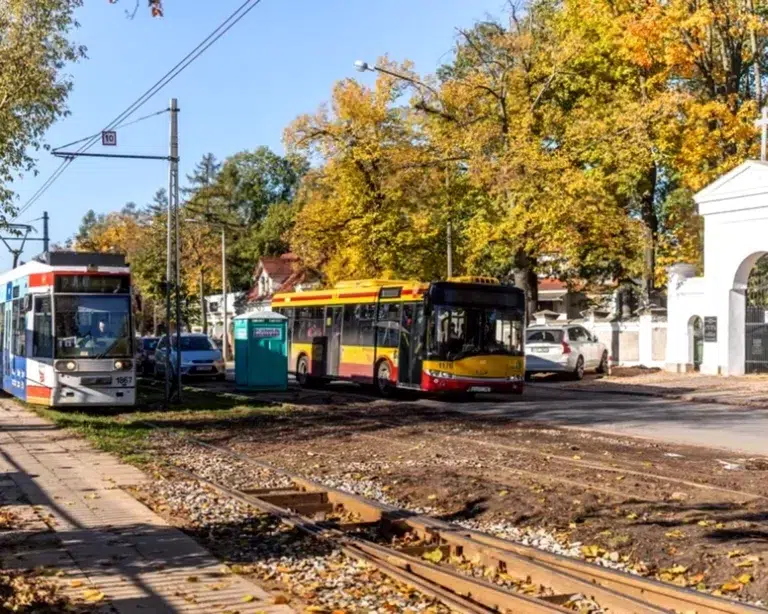 Jak dojechać na cmentarz w Łodzi? Zmiany komunikacji i zamknięte drogi we Wszystkich Świętych Jak dojechać na cmentarz w łodzi?