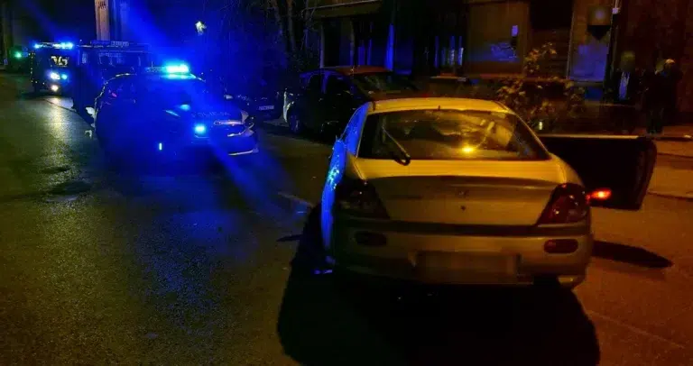 Skradzionym samochodem uderzył w autobus