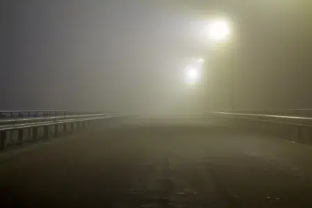 Gęsta mgła na drogach w województwie łódzkim