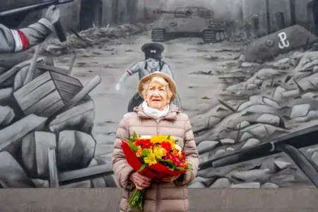 Mural w hołdzie armii krajowej na budynku xxxiii lo w łodzi