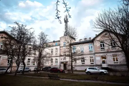 Próba ucieczki z oddziału psychiatrycznego zakończona wypadkiem nastolatek