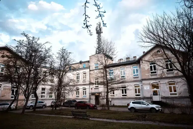 Próba ucieczki z oddziału psychiatrycznego zakończona wypadkiem nastolatek