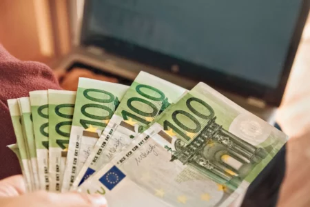 Ukradli 60 tysięcy euro z samochodu 60 tysięcy euro skradziono z samochodu w piotrkowie trybunalskim