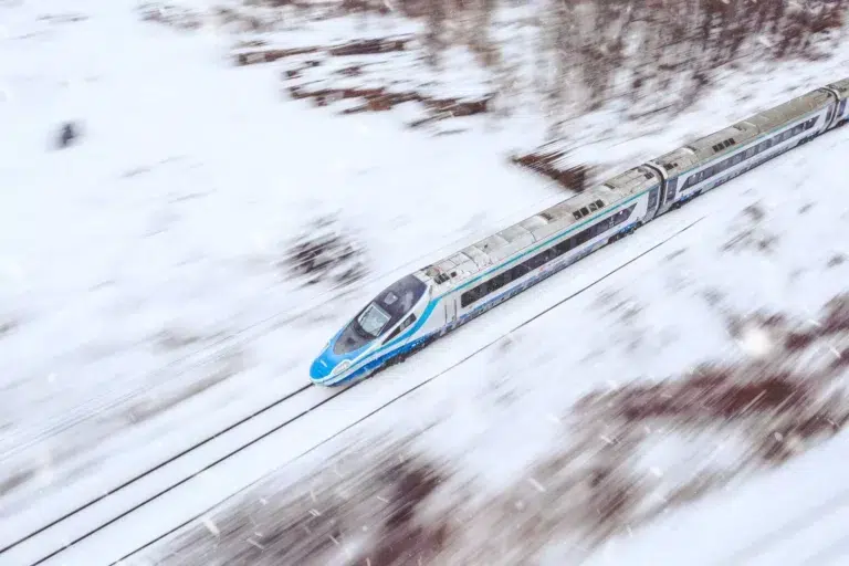 Pociągi wracają na trasy i znów mają jeździć zgodnie z rozkładem Csm pociag na torach w aurze zimowej. Autor warsaw by drone 249ffecfa1