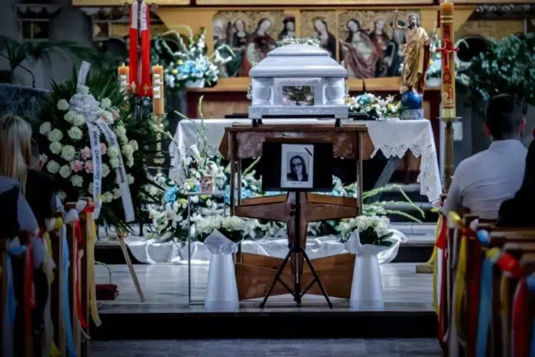25 lat więzienia za morderstwo w domu dziecka i usiłowanie kilku innych Morderstwo w domu dziecka w tomisławicach. Nie żyje 16-letnia oliwia