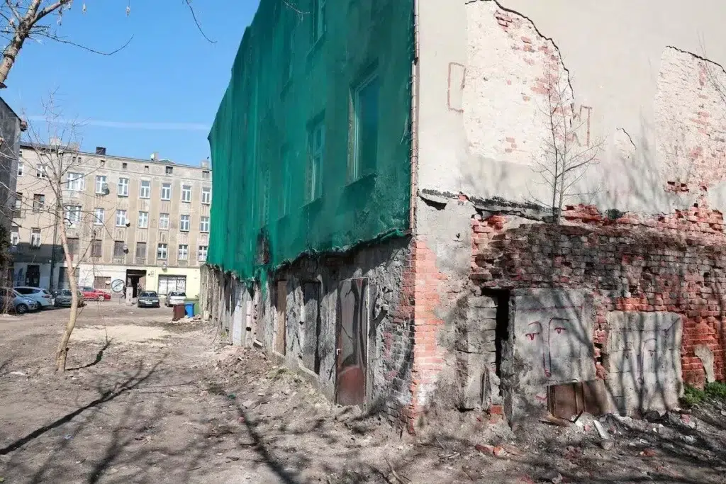 Budynek czeka na rozbiórkę, ściana sama się rozbiera 2 W łodzi wyburzą ponad 50 budynków