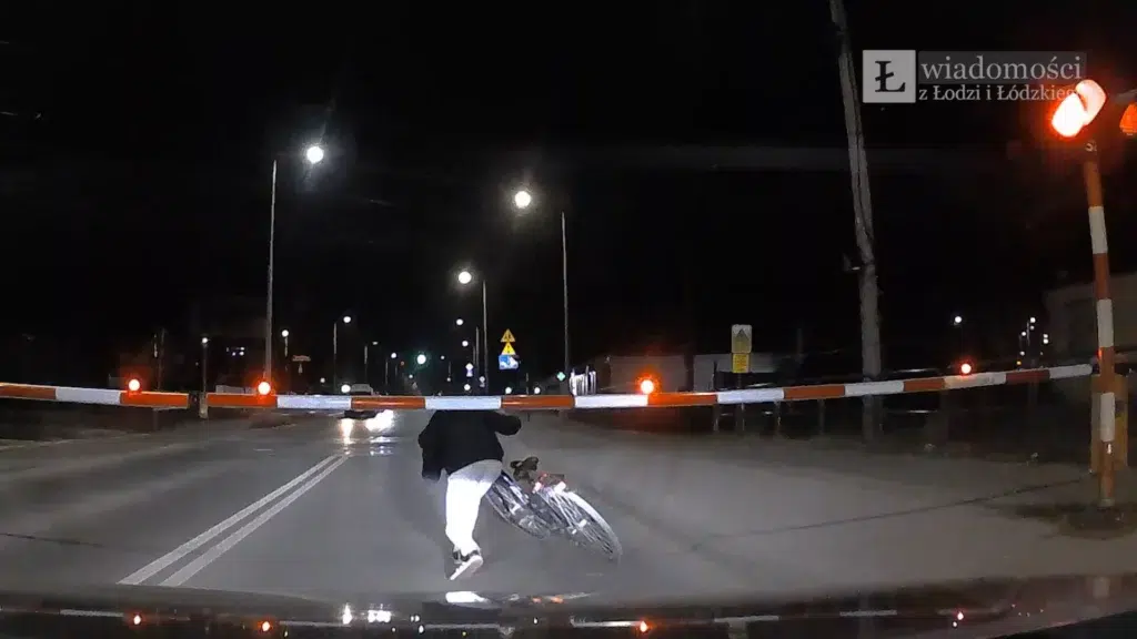 Skandaliczne zachowanie rowerzysty na przejeździe kolejowym w Łodzi 1 Rowerzysta zlekceważył szlabany i czerwone światła