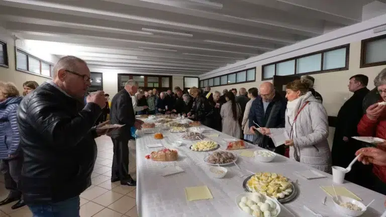 Śniadanie wielkanocne w parafii Piotra i Pawła