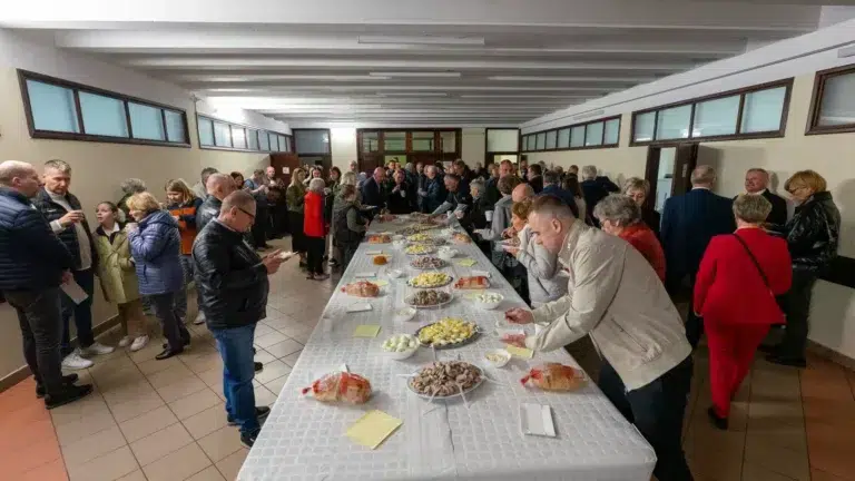 Śniadanie wielkanocne w parafii Piotra i Pawła