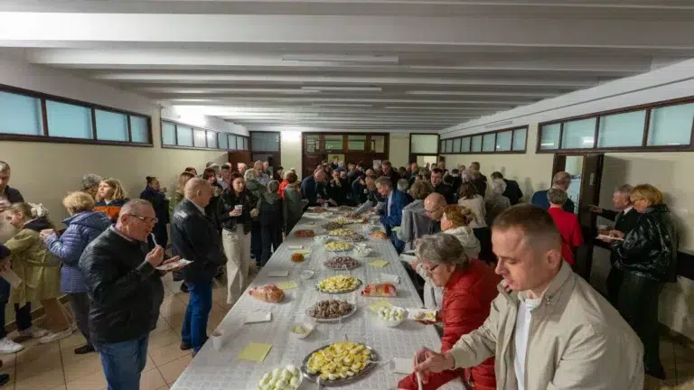 Śniadanie wielkanocne w parafii Piotra i Pawła