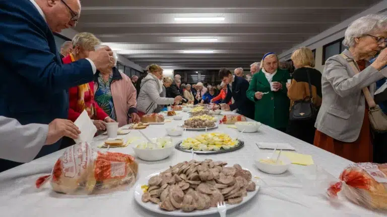 Śniadanie wielkanocne w parafii Piotra i Pawła