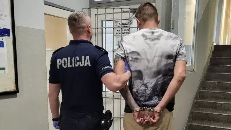 Pijani rodzice wieźli 2 dzieci Pijani rodzice wieźli dwoje dzieci