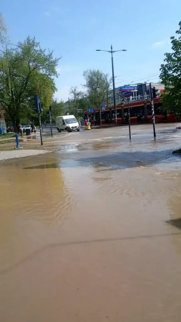 Awaria wodociągowa na Karolewie w Łodzi 1 20250424 awaria wodociagowa na karolewie 2