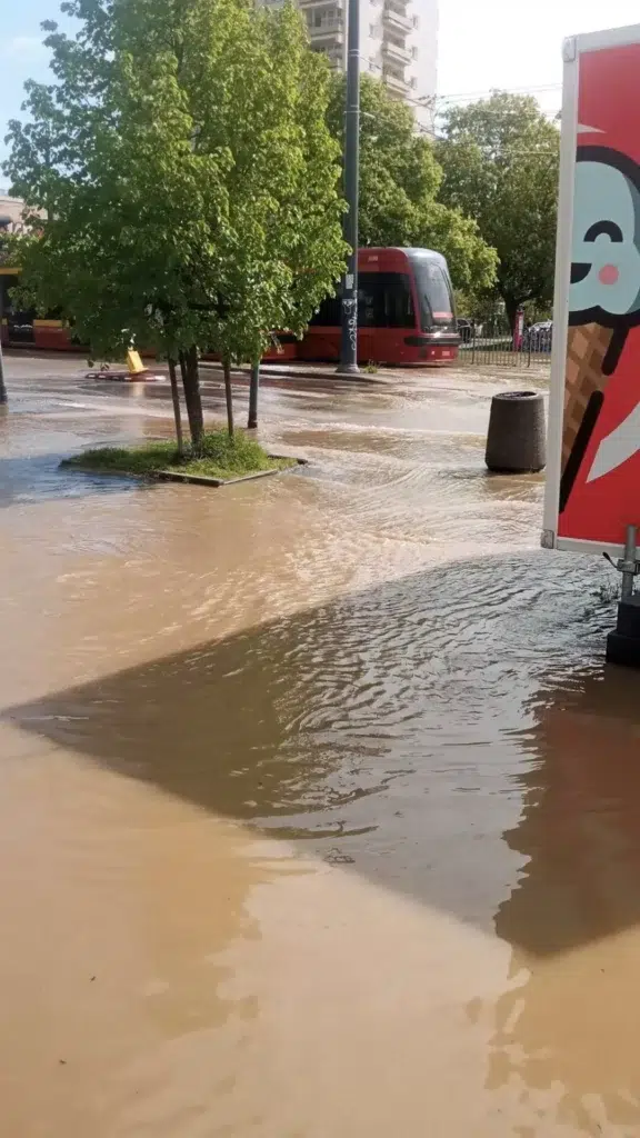 Awaria wodociągowa na Karolewie w Łodzi 2 20250424 awaria wodociagowa na karolewie 3