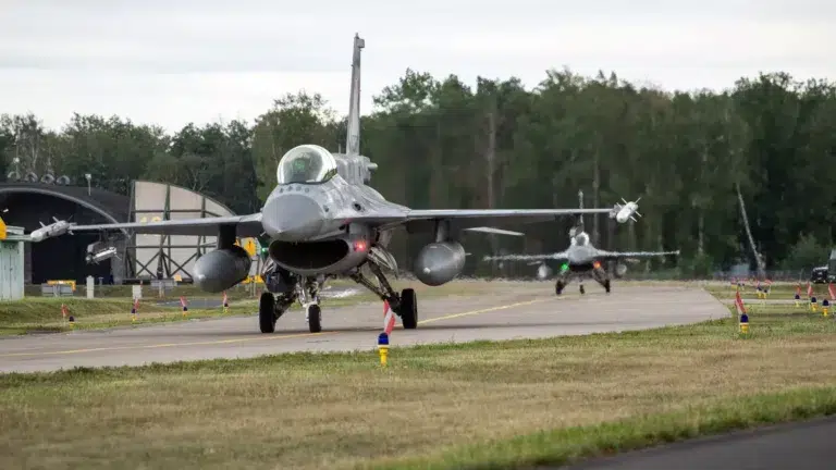 Pierwsza kobieta pilot F16. Służy w Łasku. Druga już się szkoli Pierwsza kobieta pilot f16 w polsce. Służy w bazie w łasku.