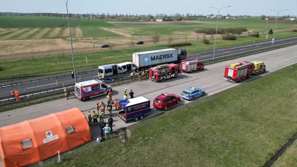 Wypadek na A1. Droga zablokowana w obu kierunkach. 9 osób rannych 4 Wypadek na a1. Droga zablokowana w obu kierunkach. 11 osób poszkodowanych