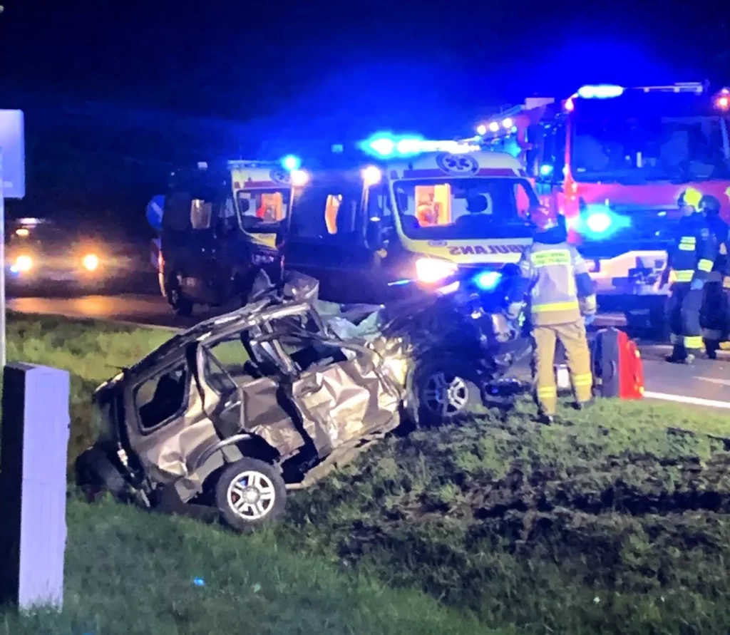 Groźny wypadek w miejscowości Kompina. Zderzenie osobówki z tirem 4 20250506 wypadek kompina 4