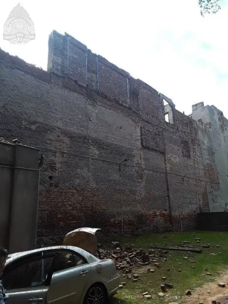 Budynek czeka na rozbiórkę, ściana sama się rozbiera 1 20250526 sciana nowomiejska 6