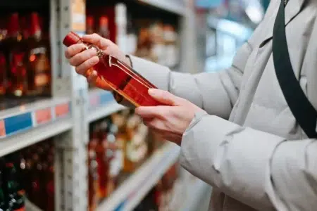 Zakaz sprzedaży alkoholu w łodzi po 22? Nocna prohibicja wszędzie czy na wybranych osiedlach?