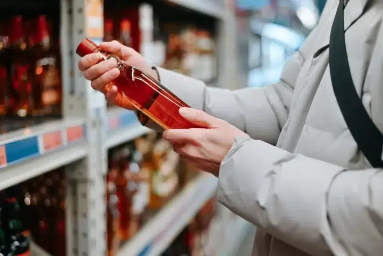Zakaz sprzedaży alkoholu w Łodzi po 22? Nocna prohibicja na 7 osiedlach Zakaz sprzedaży alkoholu w łodzi po 22? Nocna prohibicja wszędzie czy na wybranych osiedlach?