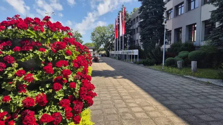 Miasto Sieradz uregulowało sprawę gruntu pod magistratem – finał trwającego ponad 30 lat sporu Miasto sieradz odzyskało działkę pod magistratem
