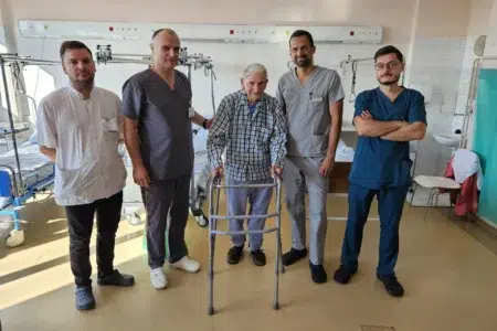 102-latek przeszedł operację biodra