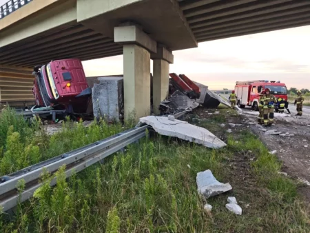 Wypadek tira na A2: ciężarówka uderzyła w wiadukt Wypadek tira na a2