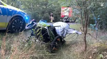 Pijany kierowca bez prawa jazdy i z sądowym zakazem wjechał w pielgrzymów