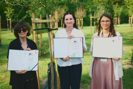 4 nowe drzewka pamięci w parku ocalałych w łodzi