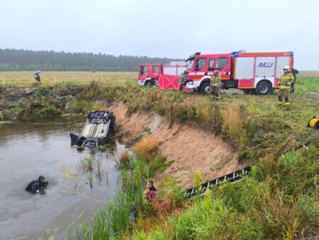 Samochód w stawie w Drobnicach. W środku dwa ciała Tragedia w miejscowości drobice. Samochód w stawie a w środku dwa ciała