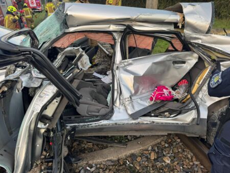 Wypadek w Lesznie: zderzenie pociągu z samochodem na przejeździe kolejowym Wypadek w lesznie koło kutna