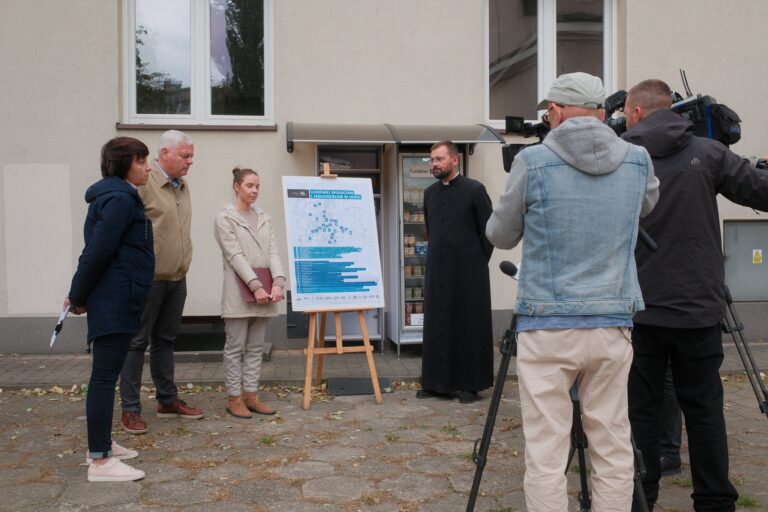 Lodówka społeczna na niciarnianej w łodzi