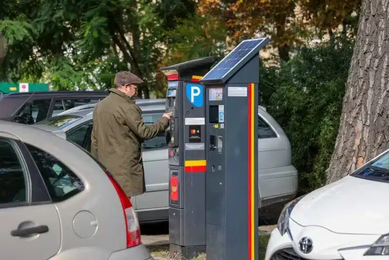 Strefa płatnego parkowania w Łodzi. Od 1 października większa i droższa Strefa płatnego parkowania w łodzi większa i droższa