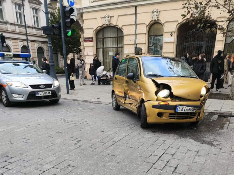 Pijany kierowca wjechał matizem w rowerzystę na Piotrkowskiej w Łodzi