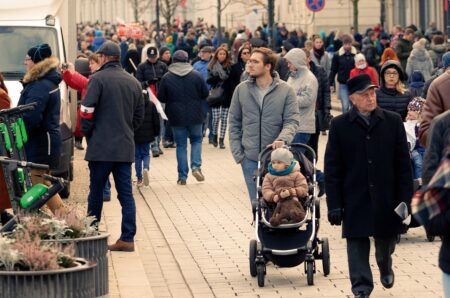 Młodzi ludzie uciekają z małych miast do aglomeracji