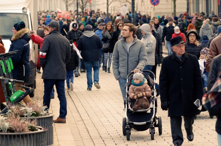 Młodzi ludzie uciekają z małych miast do aglomeracji