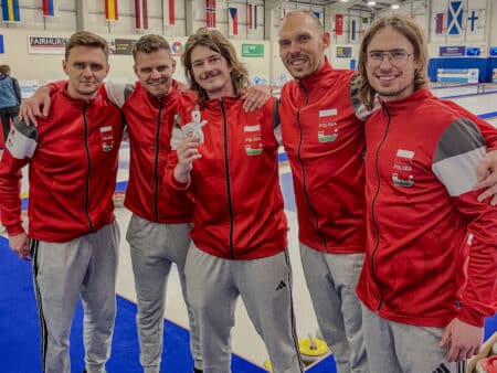 Polacy wygrywają na me w curlingu