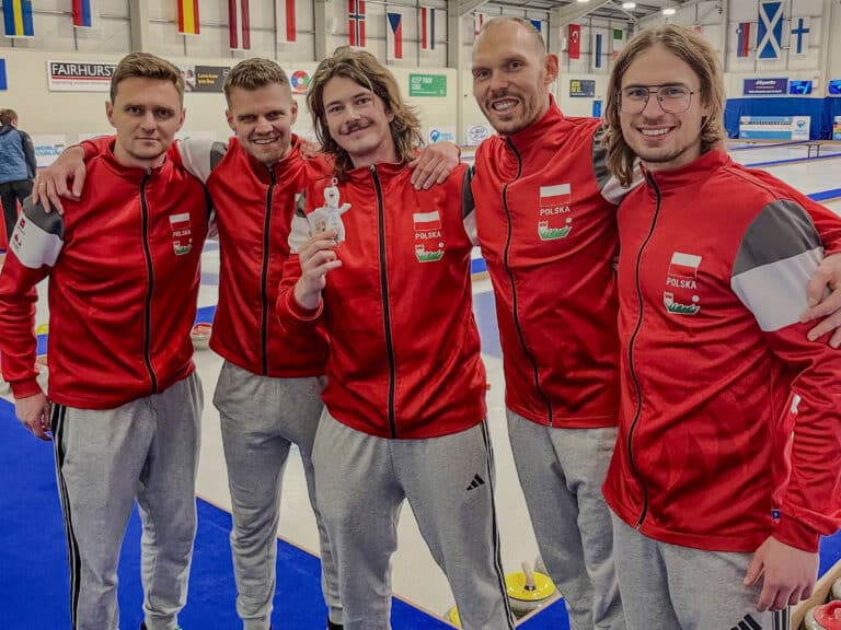 Polacy wygrywają na me w curlingu