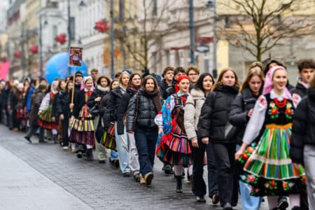 Polonez dla łodzi 2026. Maturzyści zatańczyli na piotrkowskiej