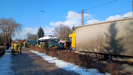 Wypadek w bełchatowie: osiem osób rannych po czołowym zderzeniu ciężarówki z autobusem. Policja bada przyczyny karambolu na ul. Czaplinieckiej.
