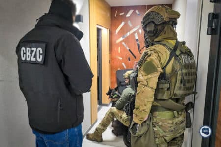 Policjanci aresztowali cyberoszustów